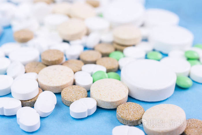 藍色背景下的醫藥劑型藝術 藥丸、片劑、膠囊與栓劑的商業影像呈現